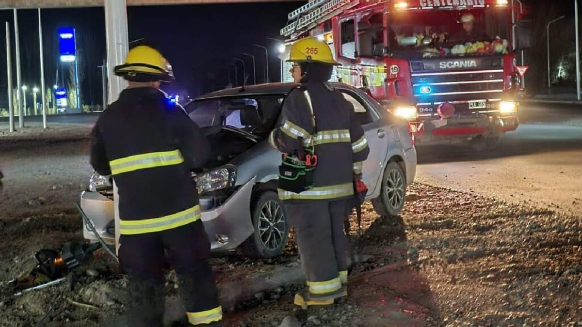 Bomberos voluntarios en el lugar donde ocurrió el siniestro. Fuente: (Centenario Digital)