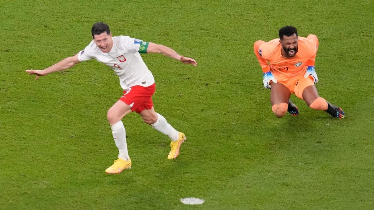 El delantero polaco Robert Lewandowski celebra frente al arquero saudí Mohammed Al-Owais tras anotar