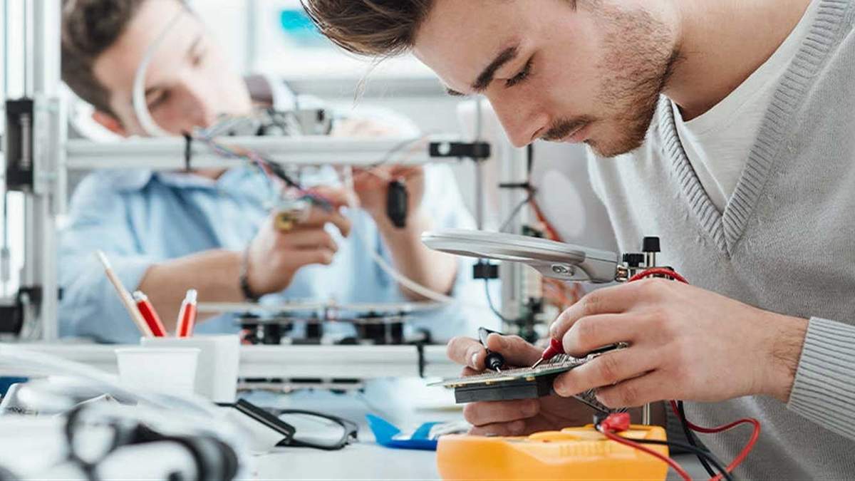 Técnicos electrónicos. Fuente: (Twitter)