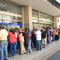¡Desbordó todo! Amontonamientos e interminables filas de gente en las puertas de los bancos