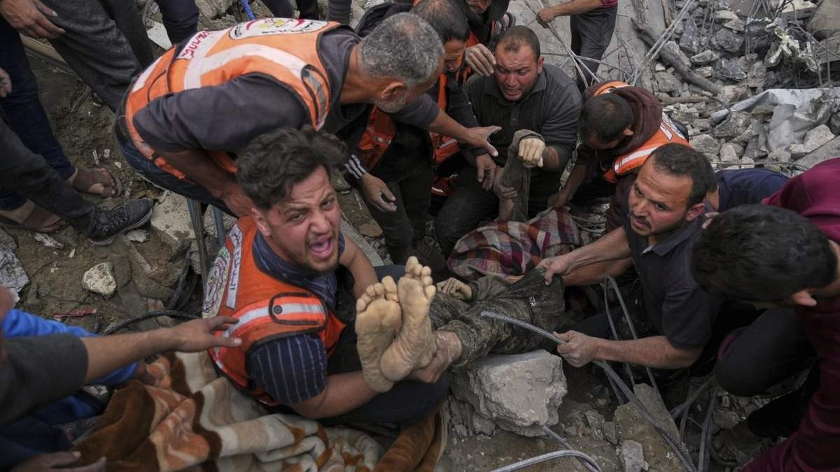 Imagen tomada después del ataque de Israel a un hospital en Gaza, donde dejó al menos 21 muertos, el domingo 13 de abril de 2025