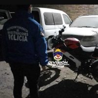 La Policía detuvo a tres sujetos en el barrio Toma 7 de mayo y recuperó una moto robada