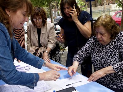 Vecinos indignados fueron hasta la Defensoría del Pueblo para rechazar el tarifazo 3x1 de CALF
