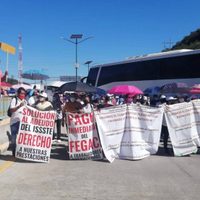 Trabajadores del ISSSTE en Guerrero bloquean carreteras; exigen se aclare adeudo de 13 mil mdp