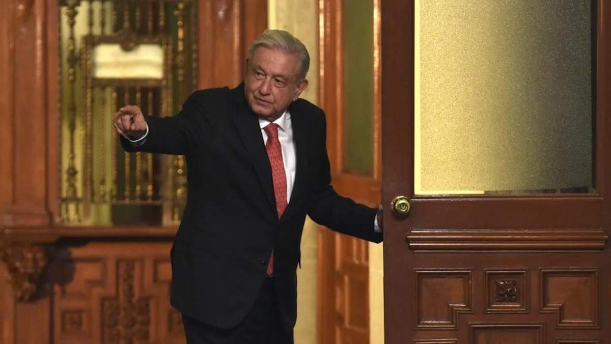 El presidente al concluir su conferencia de prensa