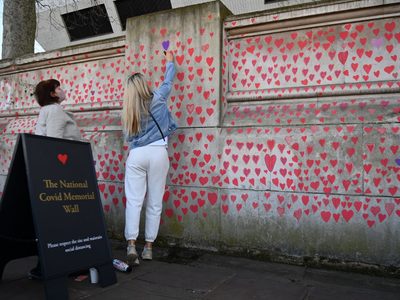 El muro de corazones: un homenaje a las víctimas del coronavirus en el Reino Unido