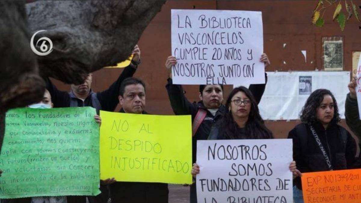 Trabajadores por honorarios de la Biblioteca Vasconcelos protestan después de que les llegaron correos electrónicos en los que les informaron de sus despidos