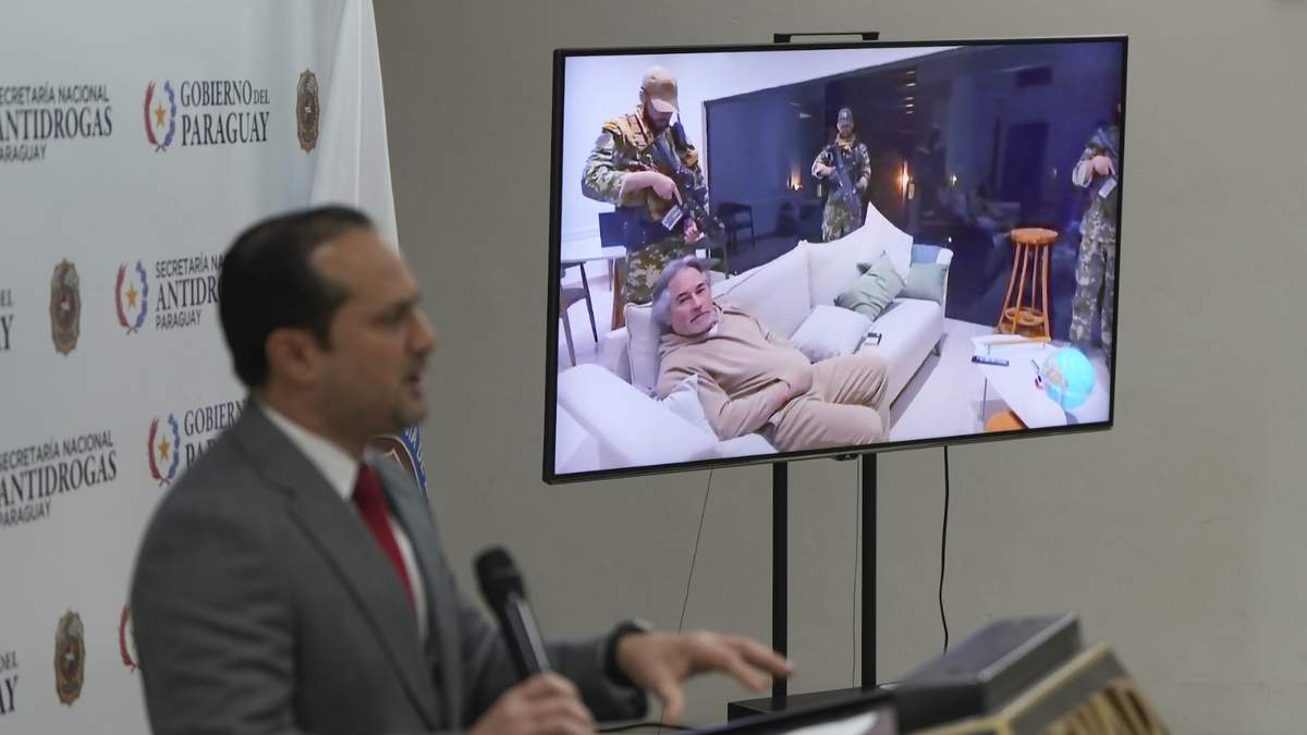 Jalil Rachid ofrece una conferencia de prensa sobre Bermúdez Requena, cuya imagen aparece en la pantalla,