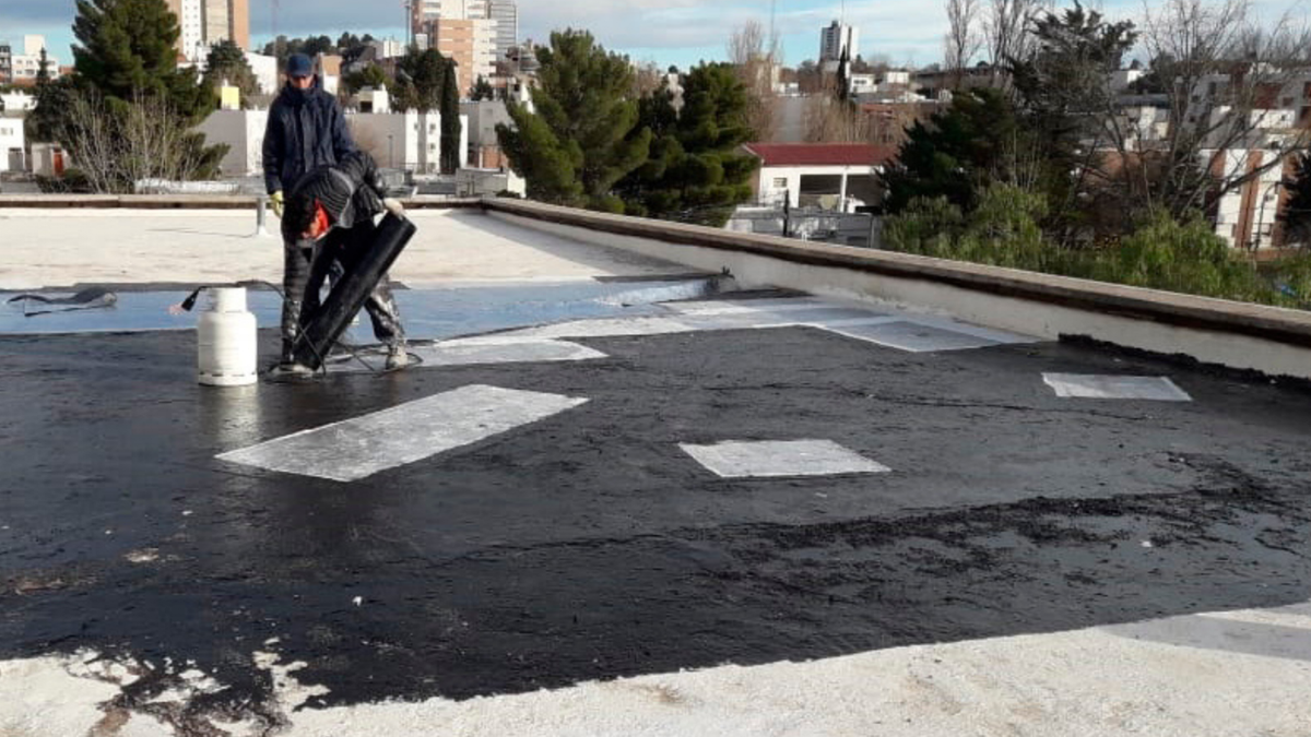 Reparación de techos en el IFD-12. Fuente: (Neuquén Informa)
