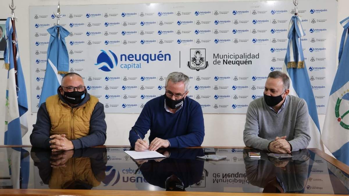 Firma del acuerdo. Fuente: (Twitter)