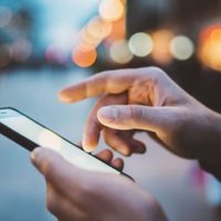 Qué significa revisar el teléfono, aunque no haya mensajes nuevos, según la psicología