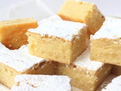 Brownie de chocolate blanco: la combinación más húmeda y esponjosa para las tardes de mates