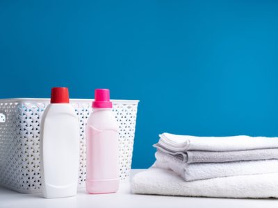 Prepará suavizante para ropa en casa sin gastar y con ingredientes muy fáciles de conseguir