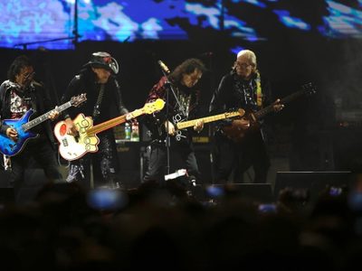 Alex Lora celebra 55 años rocanroleando; devela placa por llenos totales en la Arena CDMX