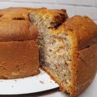 Con esas bananas que estás por tirar, preparate esta torta re esponjosa y perfecta para acompañar con mates