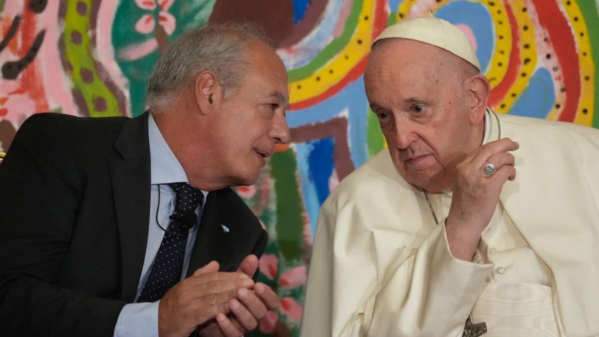 El papa Francisco, acompañado por José María del Corral, presidente de Scholas Occurrentes