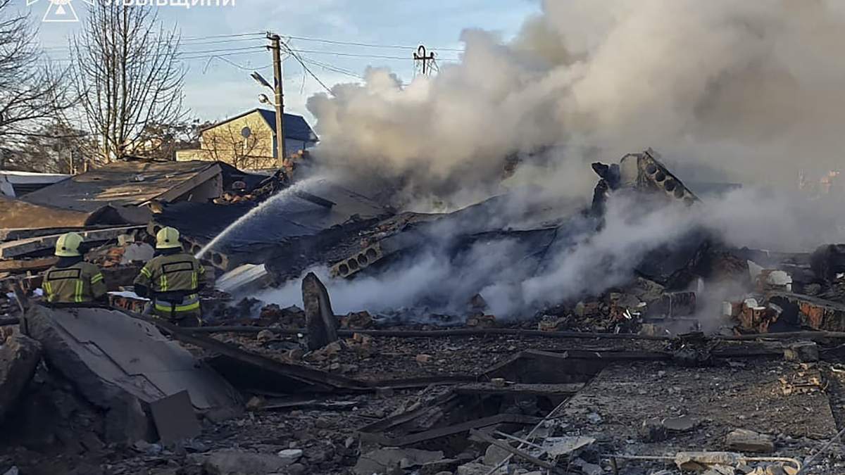 Personal de emergencias trabaja para extinguir un incendio tras el impacto de un cohete ruso en Leópolis, Ucrania