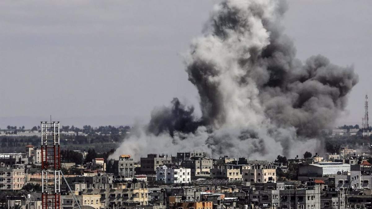 Columna de humo tras un bombardeo del Ejército de Israel contra la ciudad de Rafá, en la frontera entre la Franja de Gaza y Egipto