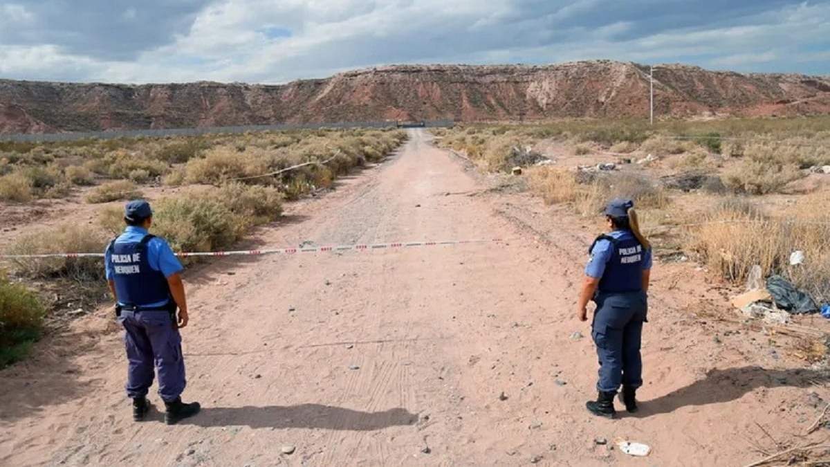El primer cuerpo del doble femicidio apareció en la zona de bardas de Plottier. Fuente: (Twitter)