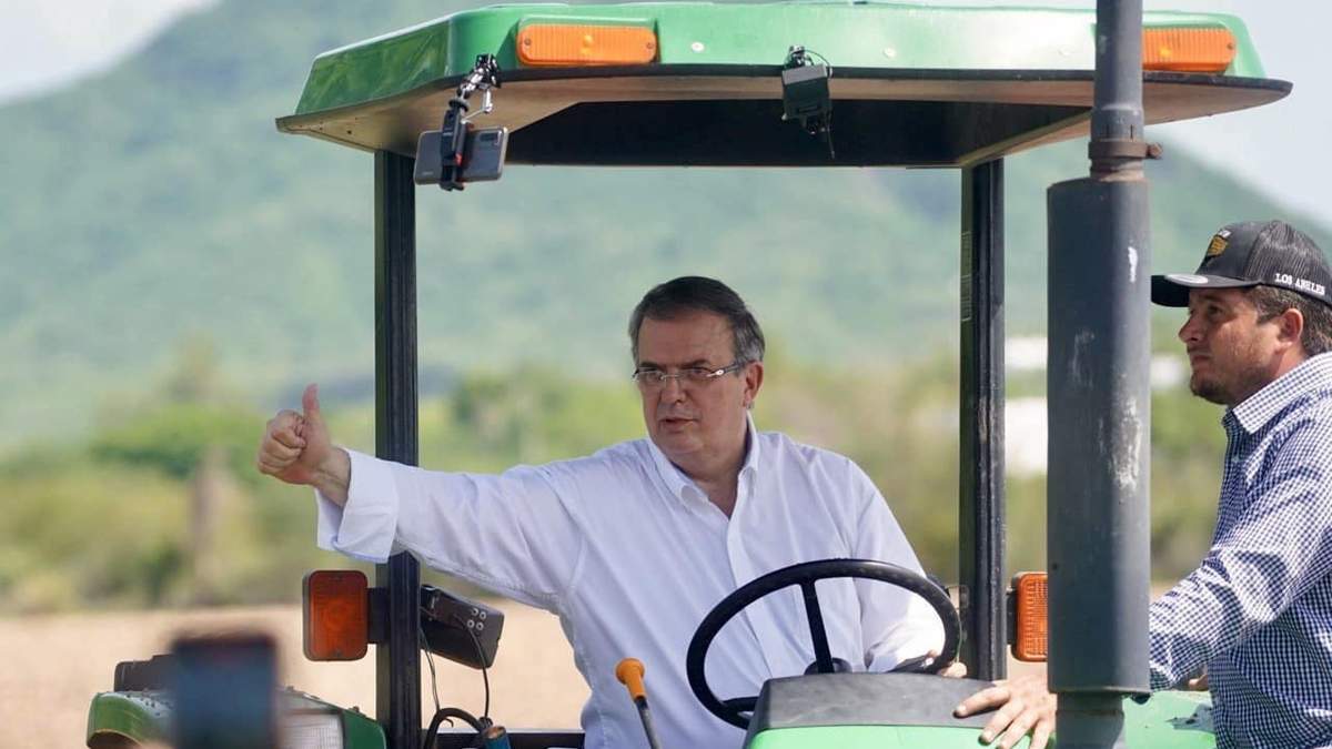 El excanciller subió a un tractor durante su gira por Sinaloa
