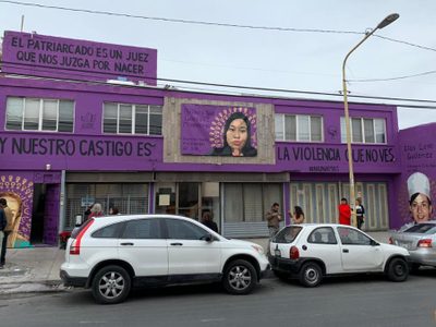 Alcalde de Saltillo sanciona a una mujer por dejar que se pintara mural contra el feminicidio en su casa