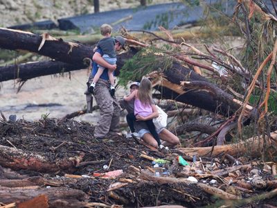 Suman 27 muertos por inundaciones en Texas; continúa la búsqueda de desaparecidos