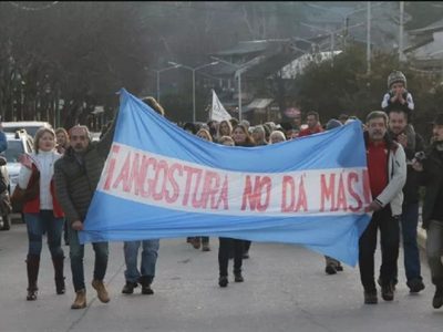 Vecinos marcharon para reclamar mejoras en los servicios públicos y arreglos de calles