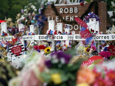 Familias de víctimas demandan a la policía por fallida respuesta a masacre escolar en Uvalde