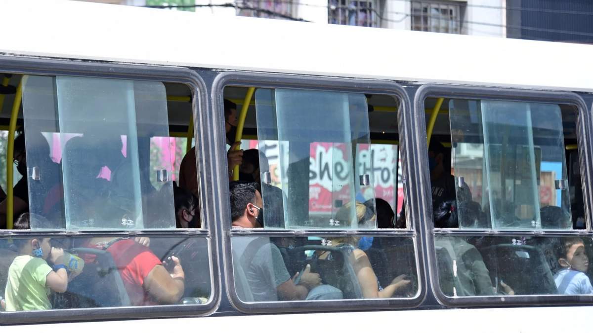 Ciudadanos con barbijo en un colectivo en Neuquén. Fuente: (Twitter)