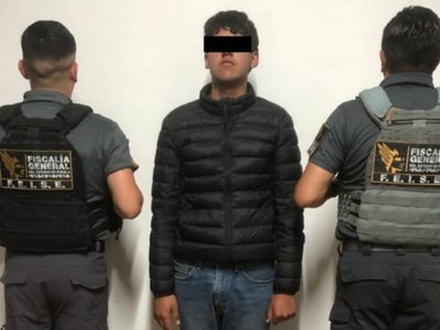 Catean casa del alcalde de Ahuazotepec, Puebla; hallan drogas, armas y detienen a su hijo