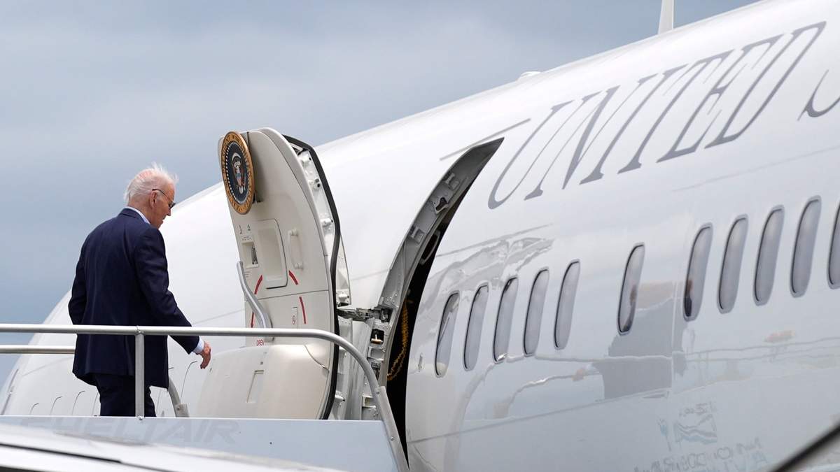 El presidente Joe Biden aborda el Air Force One en el Aeropuerto Internacional LaGuardia