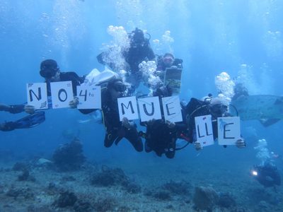Protestan en el fondo del mar contra la construcción del Cuarto Muelle en Cozumel