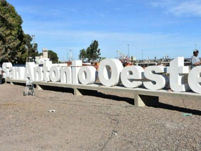 La foto viral de San Antonio Oeste: encalló un barco pesquero