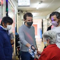 En plena campaña, los ministros salieron a la calle y repartieron boletas del Frente de Todos