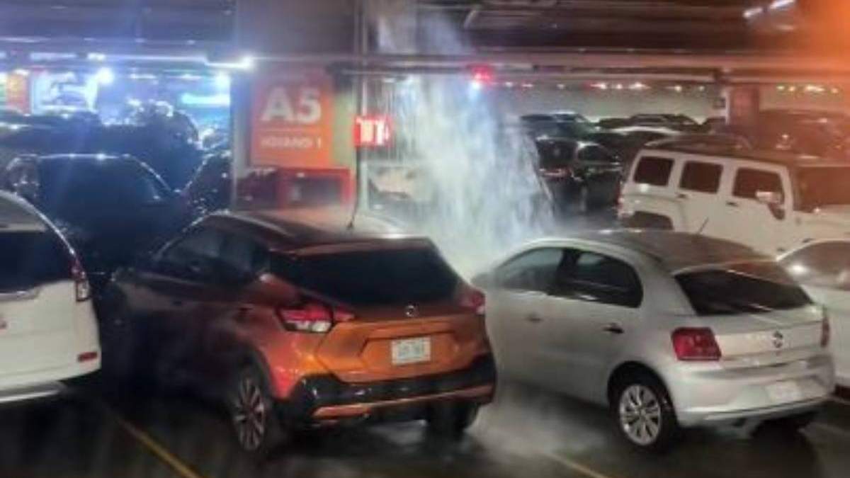 Tubería rota en estacionamiento de plaza Miyaca, Polanco, "empapa" vehículos