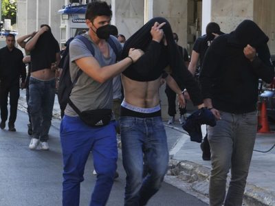 Más de 100 hinchas croatas afrontan cargos por homicidio en Grecia tras letal violencia