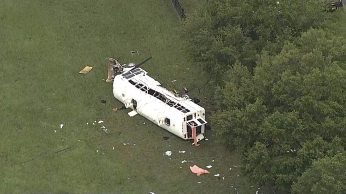 El personal de emergencia trabaja en la escena de un accidente mortal en el condado Marion, Florida