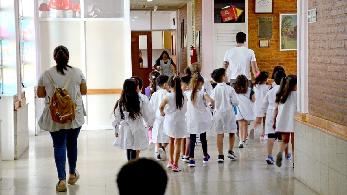 Se espera que las clases empiecen el primero de marzo en el interior. Fuente: (Twitter)