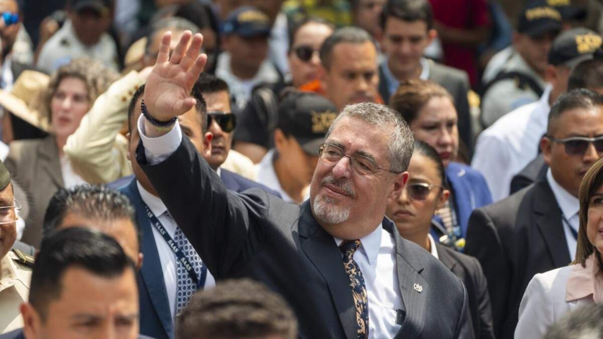 El presidente de Guatemala, Bernardo Arévalo saluda mientras se dirige de Palacio Nacional al Congreso