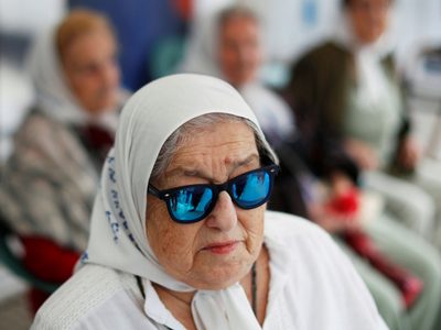 Insólito: Hebe de Bonafini le mandó una carta a la Reina Isabel de Inglaterra por "robar"