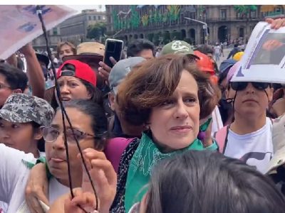 Corren a Denise Dresser de marcha del 2 octubre: "Fuera, fuera, fuera" (Video)