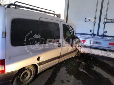 Una camioneta chocó contra un camión que estaba estacionado en la calle Leloir