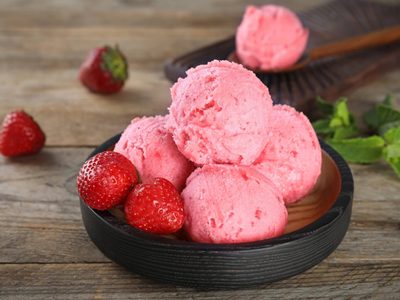 Helado cremoso de frutilla con 3 ingredientes: una receta fresca y deliciosa que no vas a parar de hacer