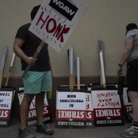 ¿El final se acerca? Guionistas en huelga y estudios de Hollywood retoman negociaciones
