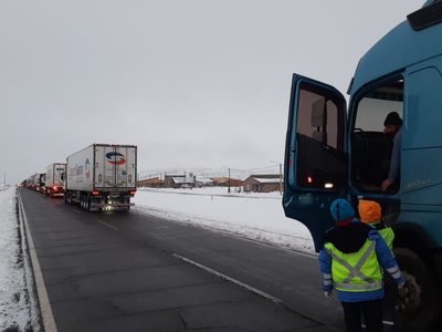 Volvieron a cerrar Pino Hachado por viento blanco y solo pudieron pasar 60 camiones