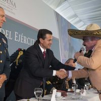 El día que Vicente Fernández le cantó a Peña Nieto y al general Salvador Cienfuegos