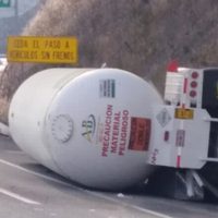 Muere conductor de pipa con amoniaco tras volcadura en la autopista Pátzcuaro-Cuitzeo