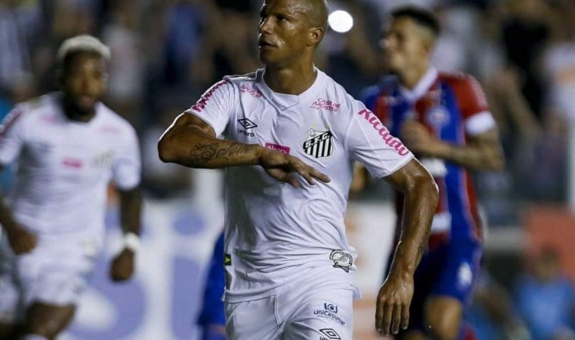 Carlos Sánchez en Santos. Fuente: (Twitter).