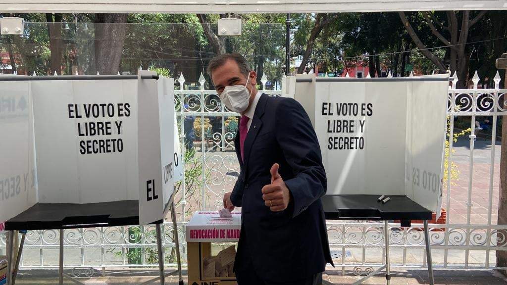 El consejero presidente al momento de emitir su voto