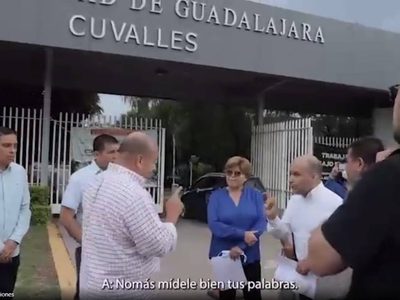 “Mídele bien a tus palabras” dice Alfaro a funcionario de la UdeG que le reprochó retraso en obras